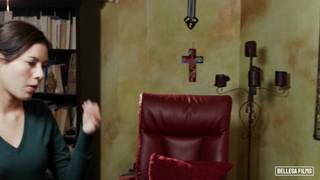 Deux copines s'embrassent avant la baise