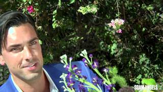 La serveuse prend dans le cul lors d'un trio