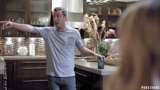 La babysitter se doigte sur son canapé, il va en profiter...