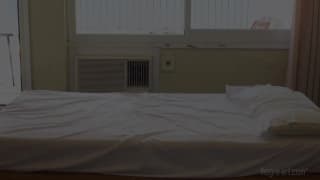 Little Caprice se fait masser la vulve