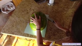 Petite asiate Vina Sky baise avec le beau-frère