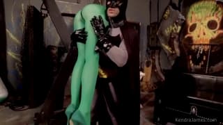 Kendra James se fait dominé par Batman