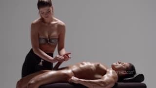 Massage érotique du pénis le fait éjaculer pleinement