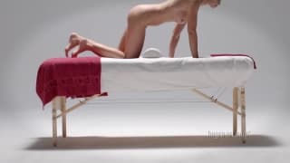 Massage érotique la fait jouir intensément