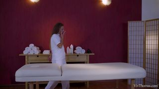 Mila Fox et Milf Kathy Anderson léchent la chatte lisse