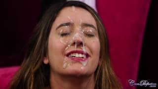 Susy Blue prend l'ejac faciale de sa vie