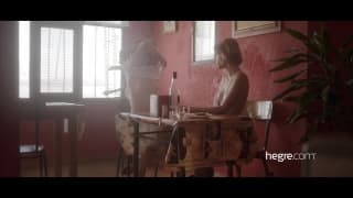 Jeune lesbienne aventurière en cavale