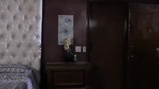 Son homme regarde sa femme baiser un inviter