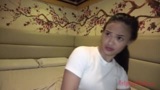 Jolie asiatique se dévergonde avec tendresse