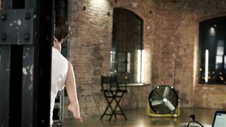 Magnifique brunette le branle avec les pieds