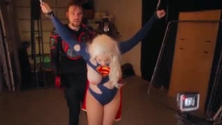 Super-girl adore sa nouvelle kryptonite 