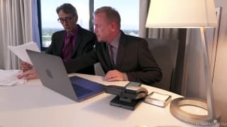 La jeune Vina Sky dans un trio sexuel !