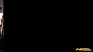 Moniteur auto se fait une cliente dans la voiture