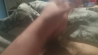 Un jeune lascar amateur se branle au réveil