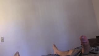 Deux gotiques réveillent le mec en lui suçant la bite