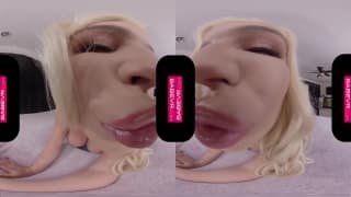 Blondasse se déplace à quatre pattes comme une chienne et baise en VR
