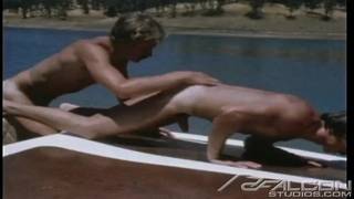Porno gay vintage sur un bateau entre DILFs