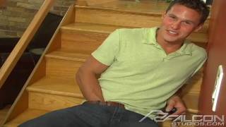 Branlette et sextoys le font jouir massivement