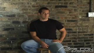 Casting porno gay avec le branleur musclé Nick