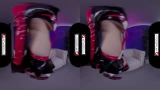 Elle le suce et le chevauche en VR pour nous