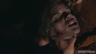 Il baise une zombie dans une cave