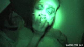 Il baise avec des zombies dans le noir en POV