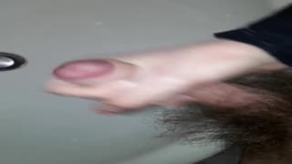 Jeune homme se masturbe en solo & prend plaisir