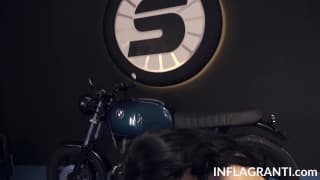 Une modèle photo se fait piner sur une moto