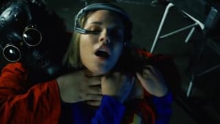 Supergirl devient impuissante face à la puissante bite