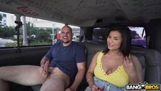 Elle se fait pinailler à l'arrière du van