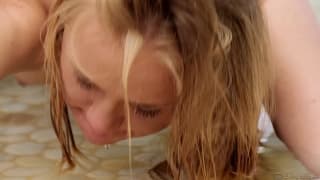 Megan S et Tracy Sweet baise au bord de la piscine