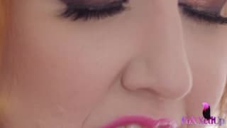 Deux potes se partagent une queue à bouffer