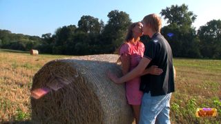 Ces deux jeunes baisent sur une botte de foin!