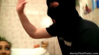 Kitty Jane attrapé par deux voleurs