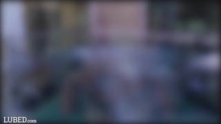 Beaucoup d'huile pour ces deux blondes