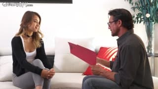 Une baby-sitter sexy punie par la maîtresse de maison