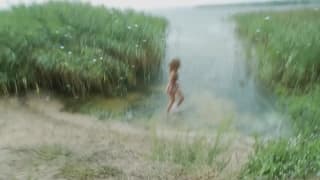 Cette brunette se fait prendre sous la pluie