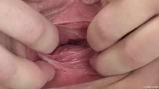 Teen se dilate la chatte avec les doigts
