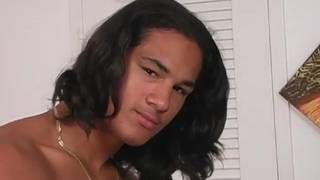 Latino musclé s'exhibe et se branle en solo