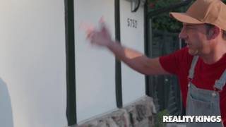 Il lave les carreaux puis la chatte de cette maman avec sa langue