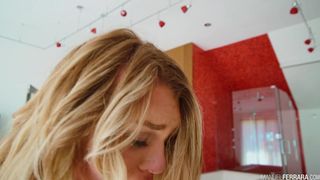 La sublime Gabbie Carter est comblée par Manuel Ferrara.