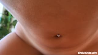 La blonde mince Chanel Grey baise en POV en extérieur