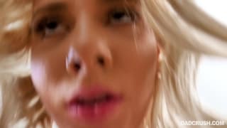 La blonde mince Chanel Grey baise en POV en extérieur