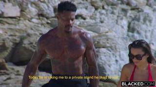 Liya profite d'une belle bite noire sur la plage