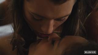 Scarlit Scandal et Piper Cooper pour un massage e baise intime