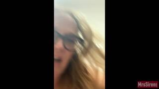 Mrs Siren baise tout en faisant ses courses