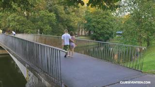 Jeune couple amoureux : balade et sexe