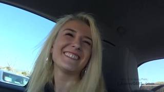 Une blonde maigre suce une bite pendant une audition