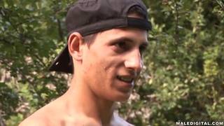 Arabe branle sa grosse bite dans la nature