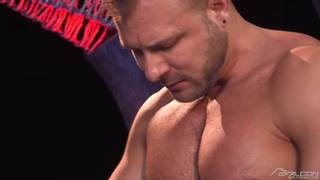 Mec musclé domine son pote avec la deepthroat